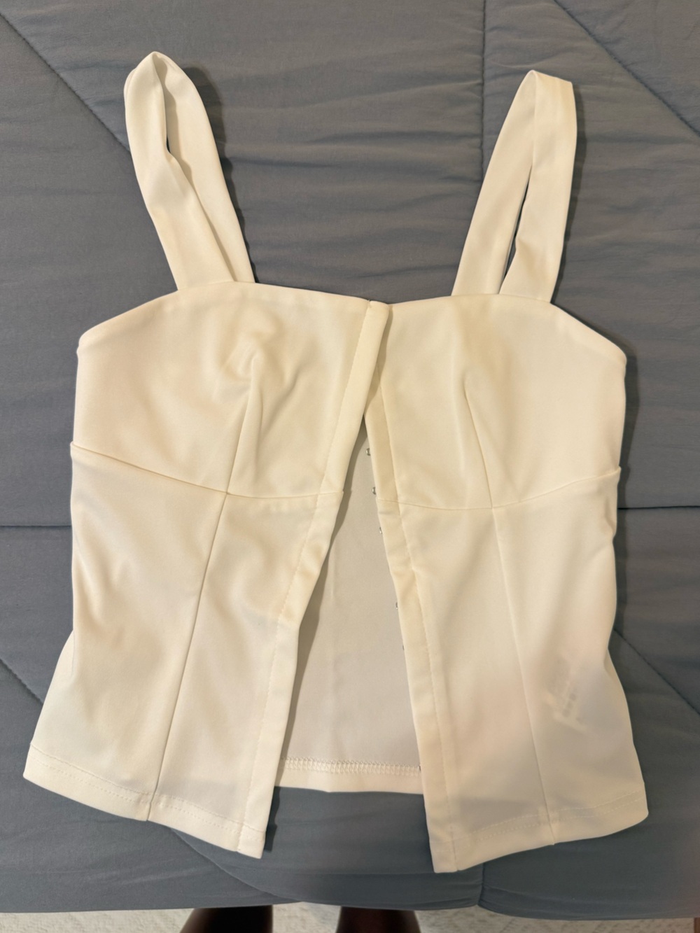 White clasp going out top size XS